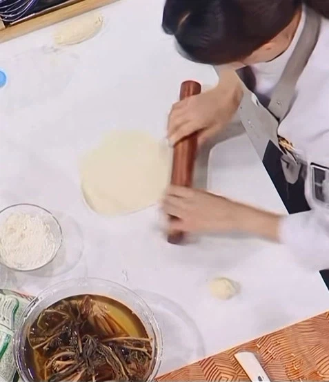 만두를 분리해서 요리를 만듬_1.webp