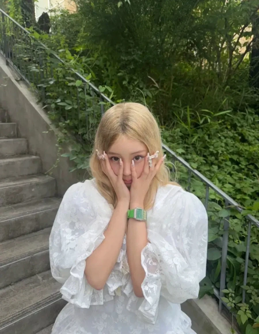 금발로 염색한 아일릿 원희.jpg_2.webp