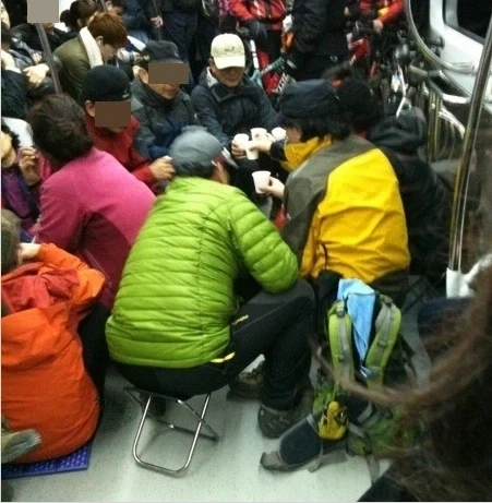 10년 전 지하철에서 자주 보인 광경_1.webp