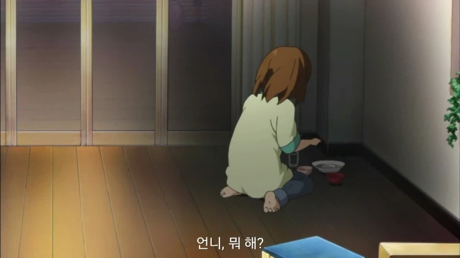 구석에서 장난치는 언니 챙기는 여동생_3.webp