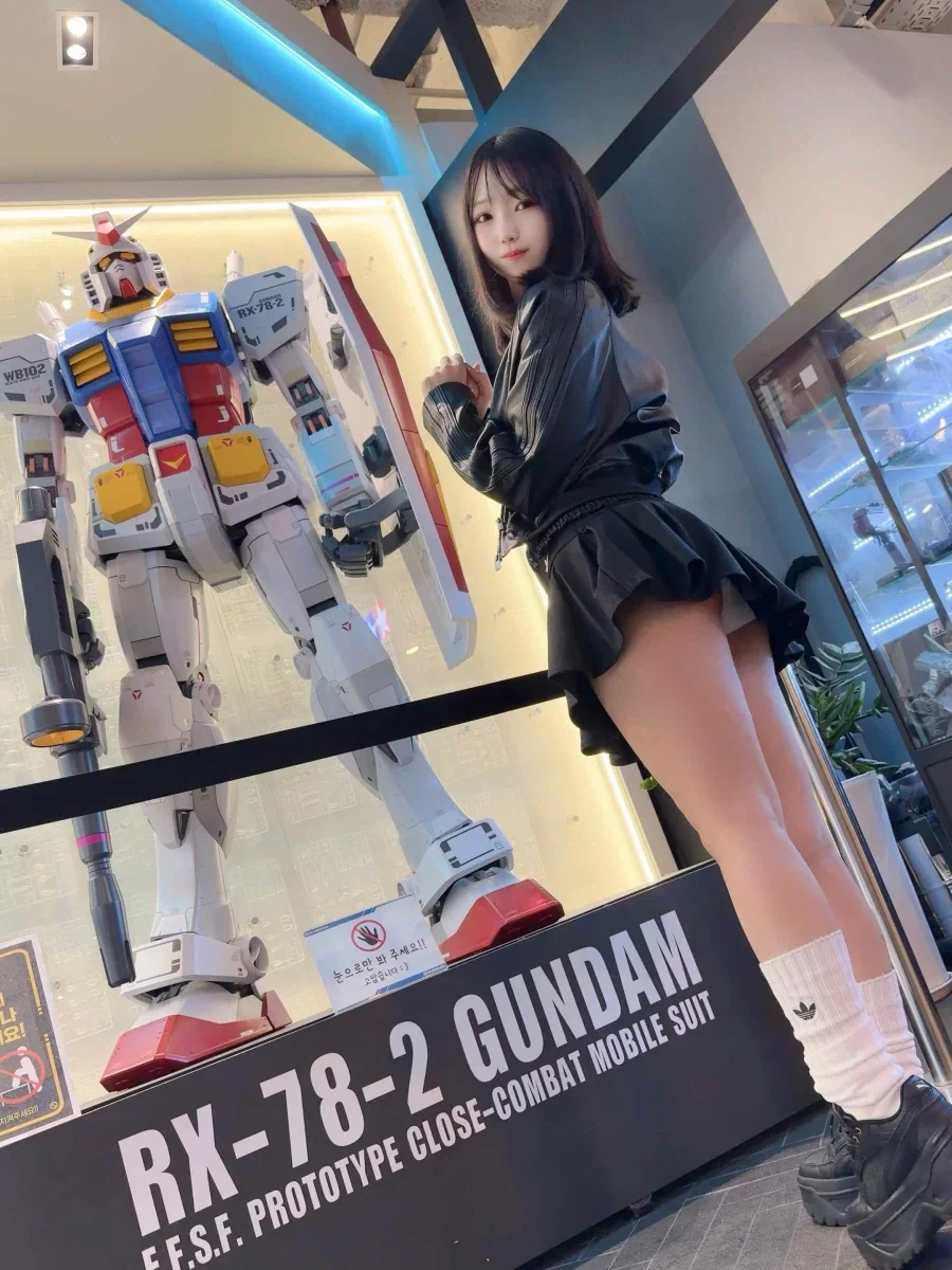 건담앞에서 사진찍는 눈나...._1.webp