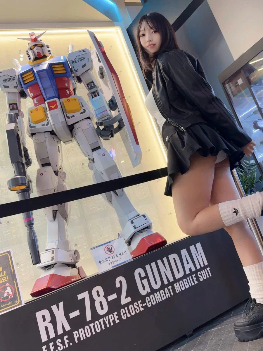 건담앞에서 사진찍는 눈나...._2.webp