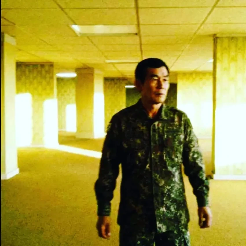 백룸에 떨어진 행보관.jpg_1.webp