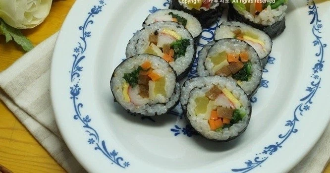 김밥에 오이 들어간 것 싫다는 사람은 많이 봤는데 연근 들어갔다고 싫어하는..._2.webp