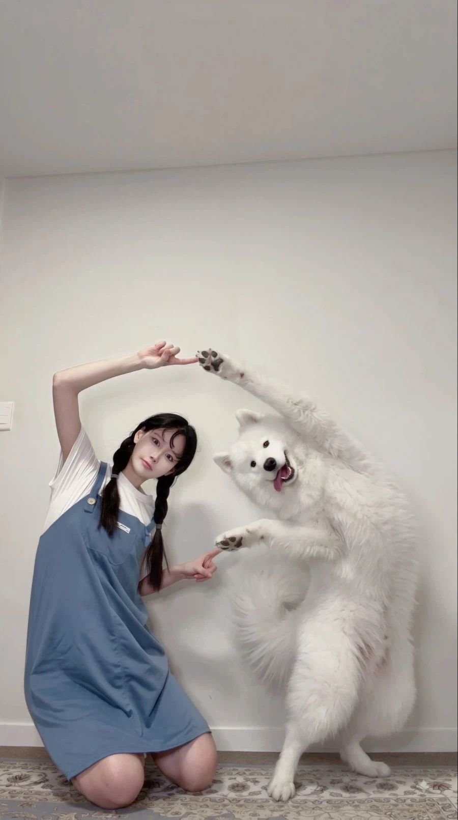 강아지랑 할로윈 코스프레 하시는 코스어님.JPG_1.webp