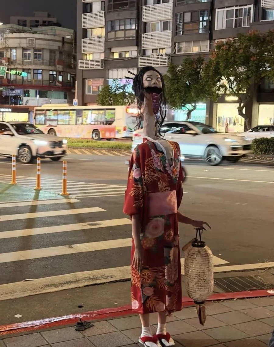 혐) 기절할 자신 있는 할로윈 코스프레_1.webp