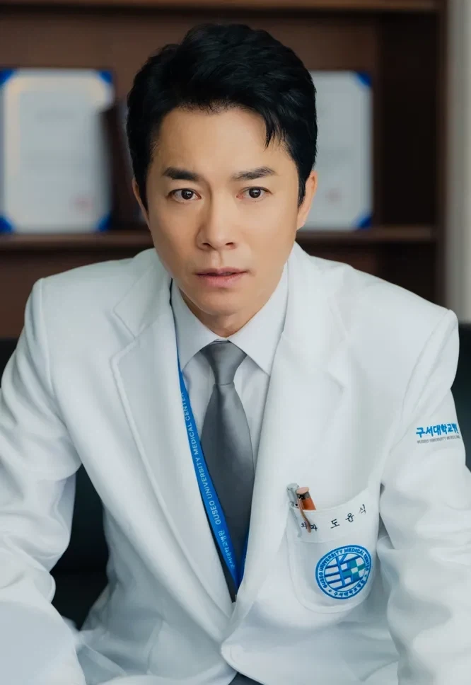 예전에 저 배우랑 비슷하게 생긴 사람이 있었는데?_1.webp
