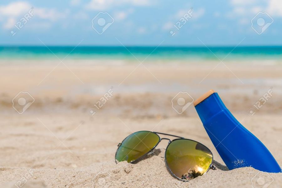 58894288-하얀-모래-해변에-선글라스와-썬-크림.jpg