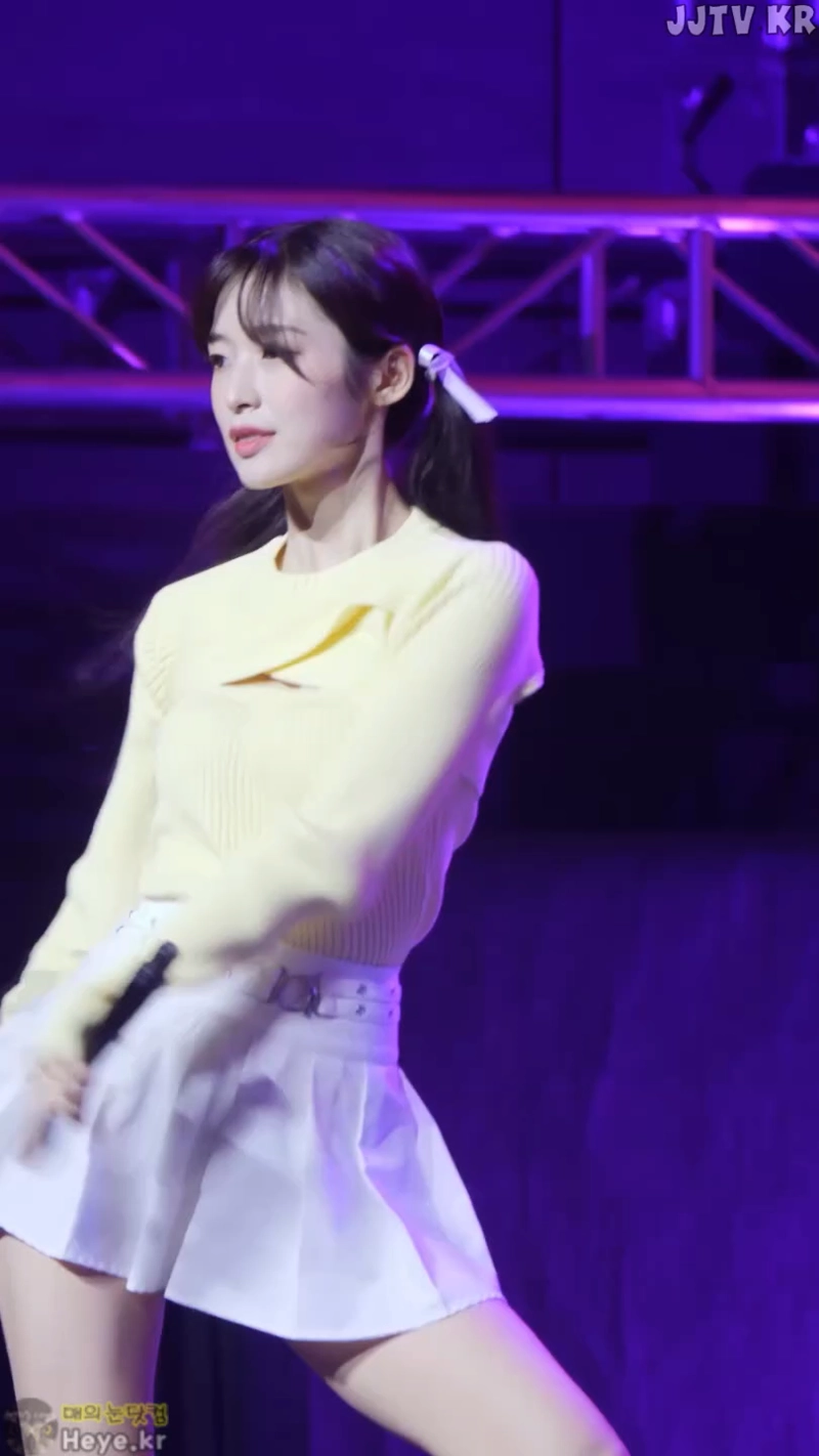 호불호 갈리는 치마 gif_1.webp