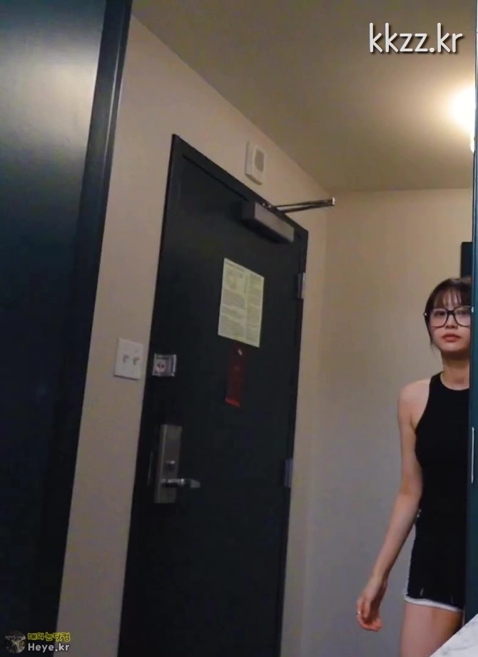 돌핀 팬츠 입은 츄 gif_1.webp