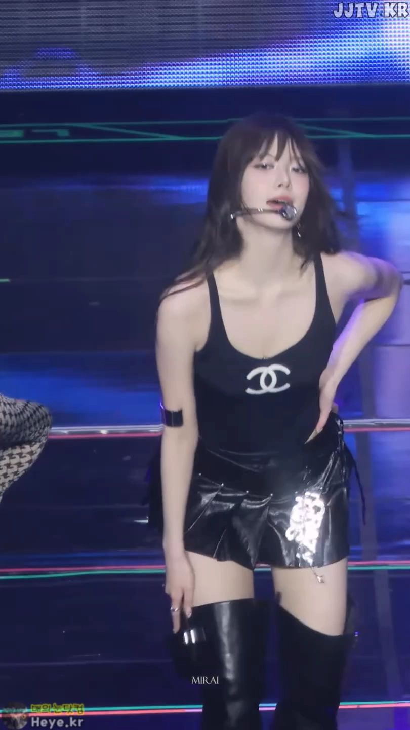 호불호 갈리는 치마 길이 gif_1.webp