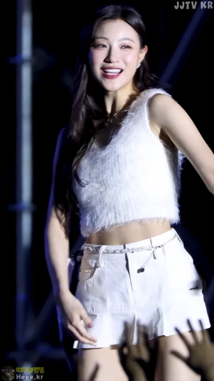 호불호 갈리는 치마 길이 gif_1.webp