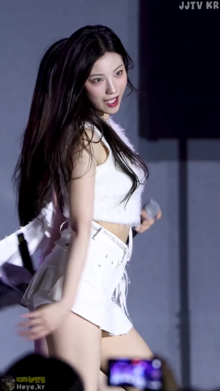호불호 갈리는 치마 길이 gif_3.webp