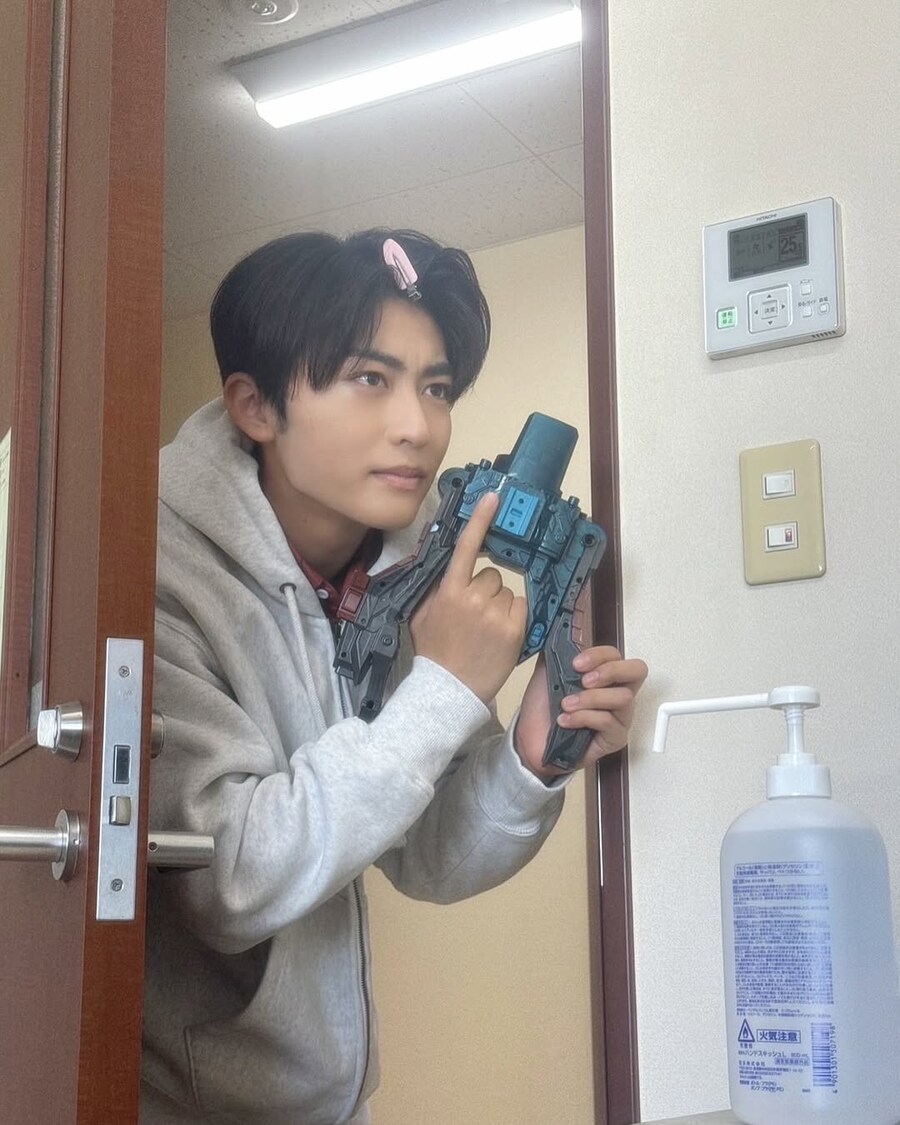 잘생긴 배우가 장난감 들고 이상한 짓을 한다 =>_1.jpg