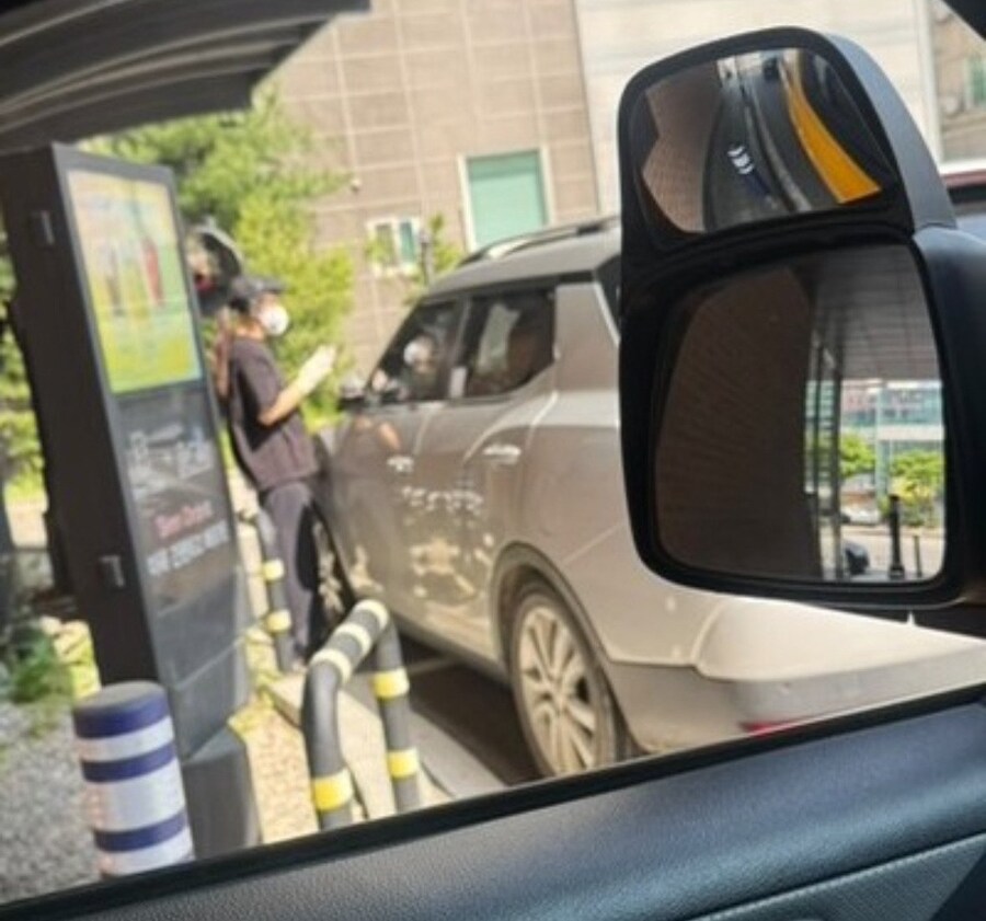 스벅 드라이브스루에 주차해놓고 밥 먹으러 간 아줌마_2.jpg