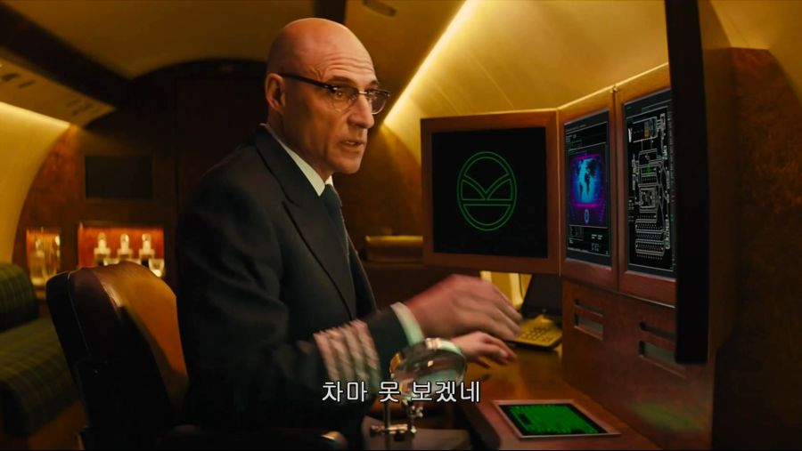 충격적인 장면을 보는 남자_4.jpg