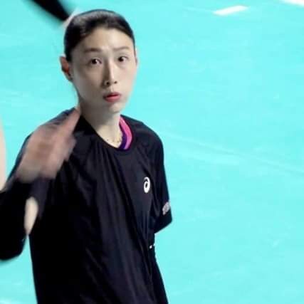 자기 사진 찍는 사람을 응징하는 김연경_1.png