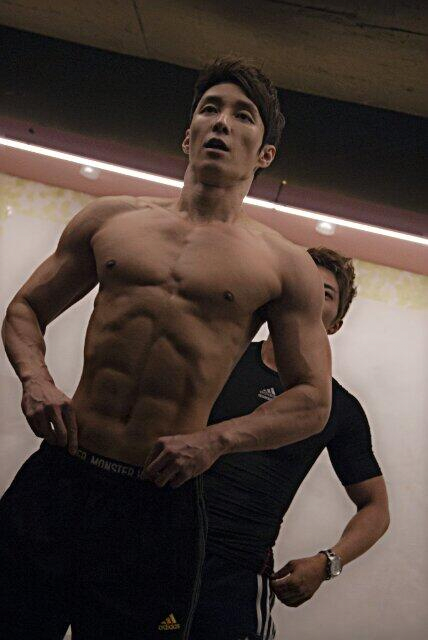 딸이 18살 연상 남친 데려왔을 때 엄마 반응_3.webp