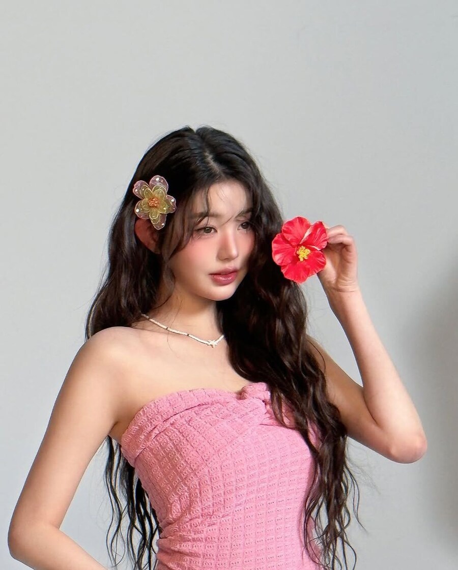 장원영 헬로키티 VS 안유진 토이스토리_1.jpg