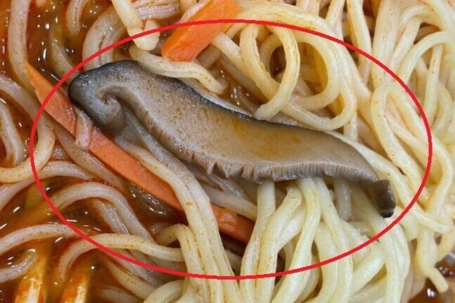 짬뽕에 벌레나왔다고 1점준 손님_1.png