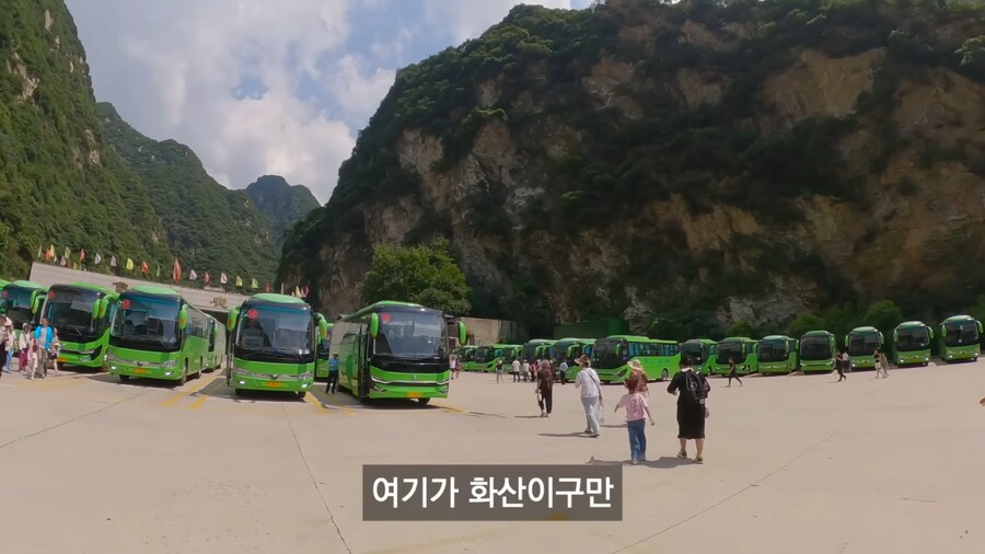 실제 화산에 간 여행 유튜버_1.png