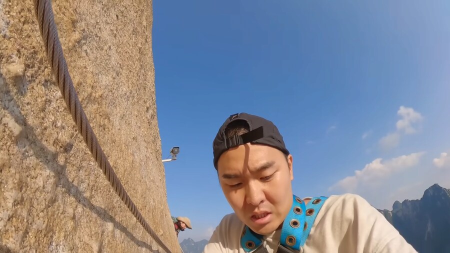 실제 화산에 간 여행 유튜버_10.png