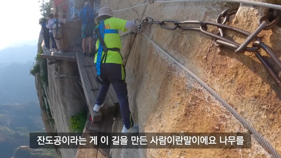 실제 화산에 간 여행 유튜버_12.png