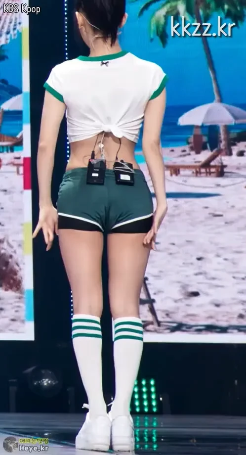 호불호 갈리는 돌핀 팬츠 gif_1.webp