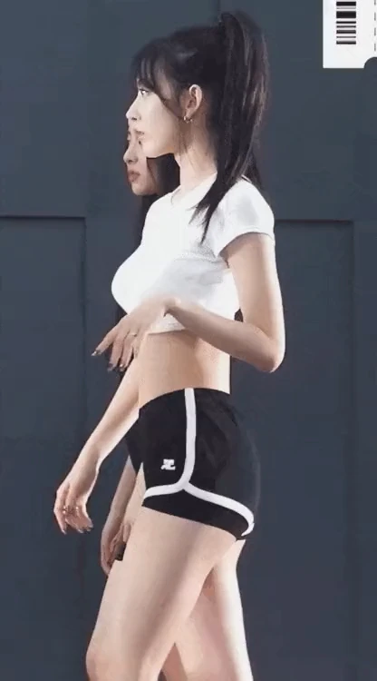 호불호 갈리는 돌핀 팬츠 gif_2.webp