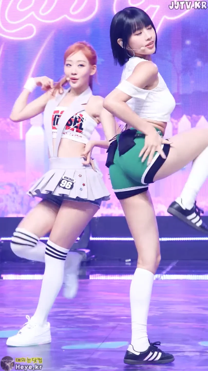 호불호 갈리는 돌핀 팬츠 gif_3.webp