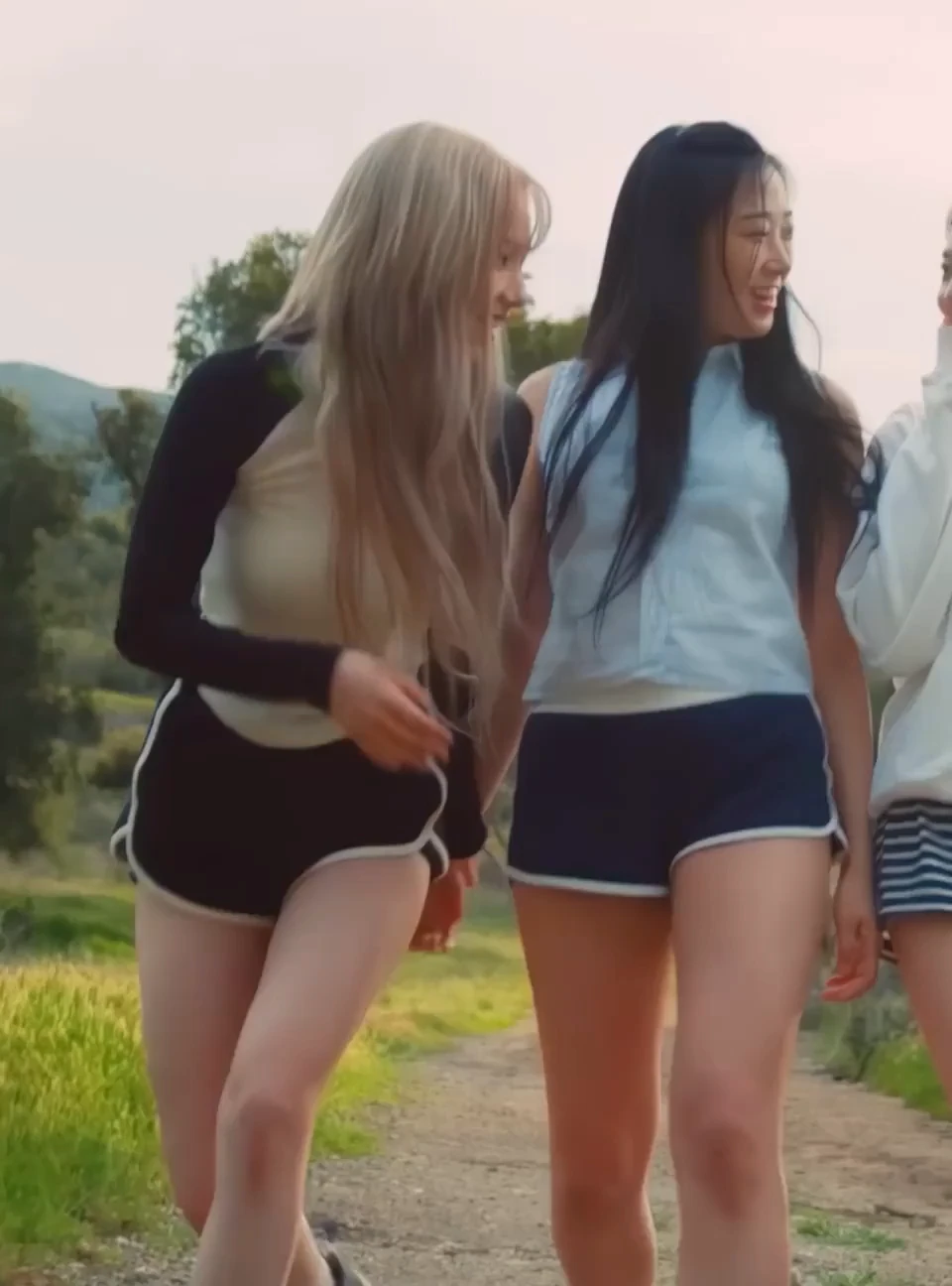 호불호 갈리는 돌핀 팬츠 gif_4.webp