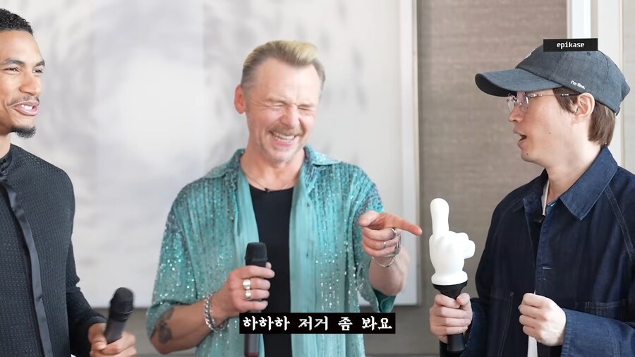 사이먼 페그도 보고 놀란 에픽하이 응원봉_2.png