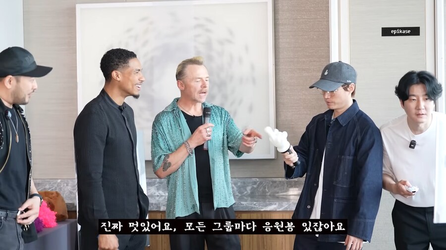 사이먼 페그도 보고 놀란 에픽하이 응원봉_9.png