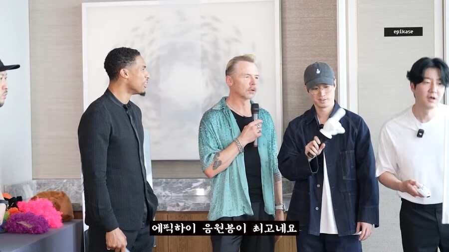 사이먼 페그도 보고 놀란 에픽하이 응원봉_11.png