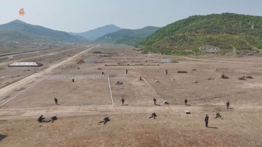 최신 북괴 병종별 전술훈련...jpg_3.jpg
