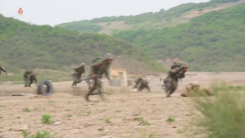 최신 북괴 병종별 전술훈련...jpg_5.jpg