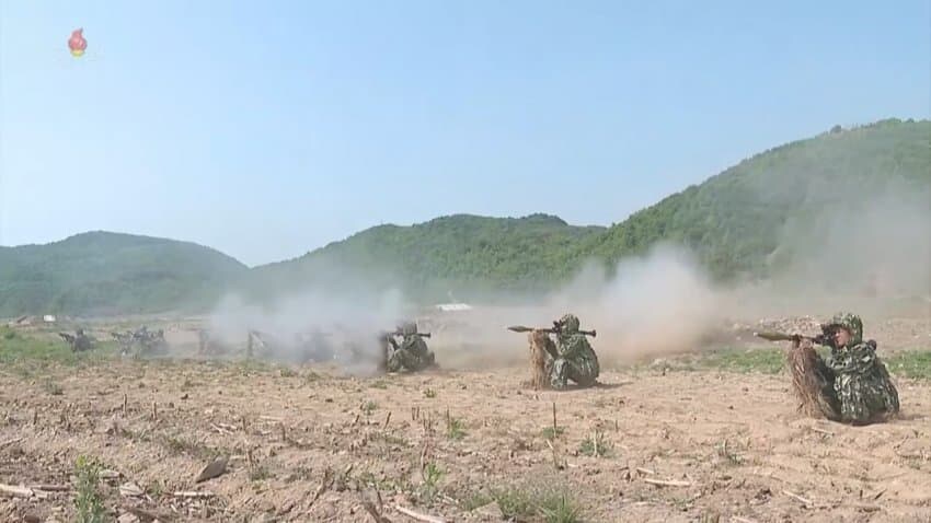 최신 북괴 병종별 전술훈련...jpg_9.jpg