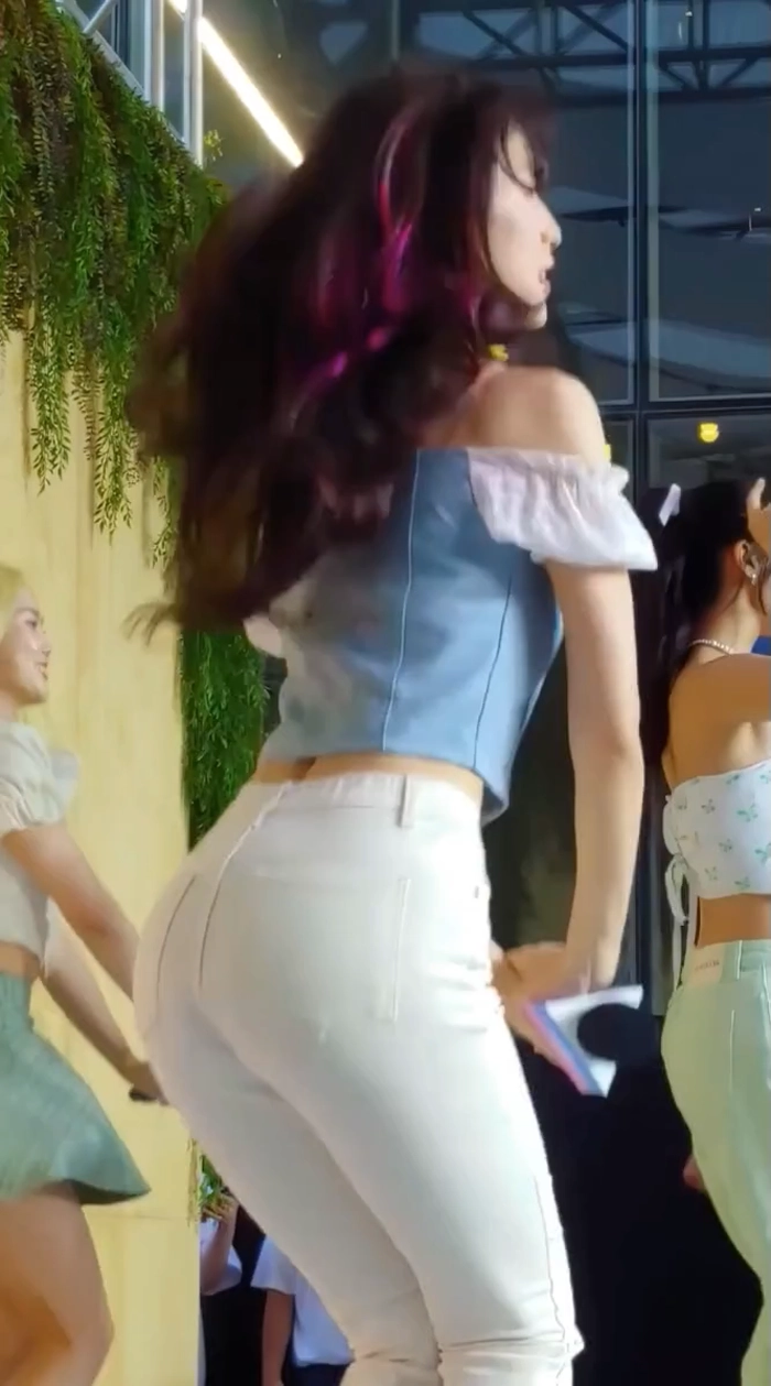 호불호 갈린다는 바지 색깔 gif_1.webp