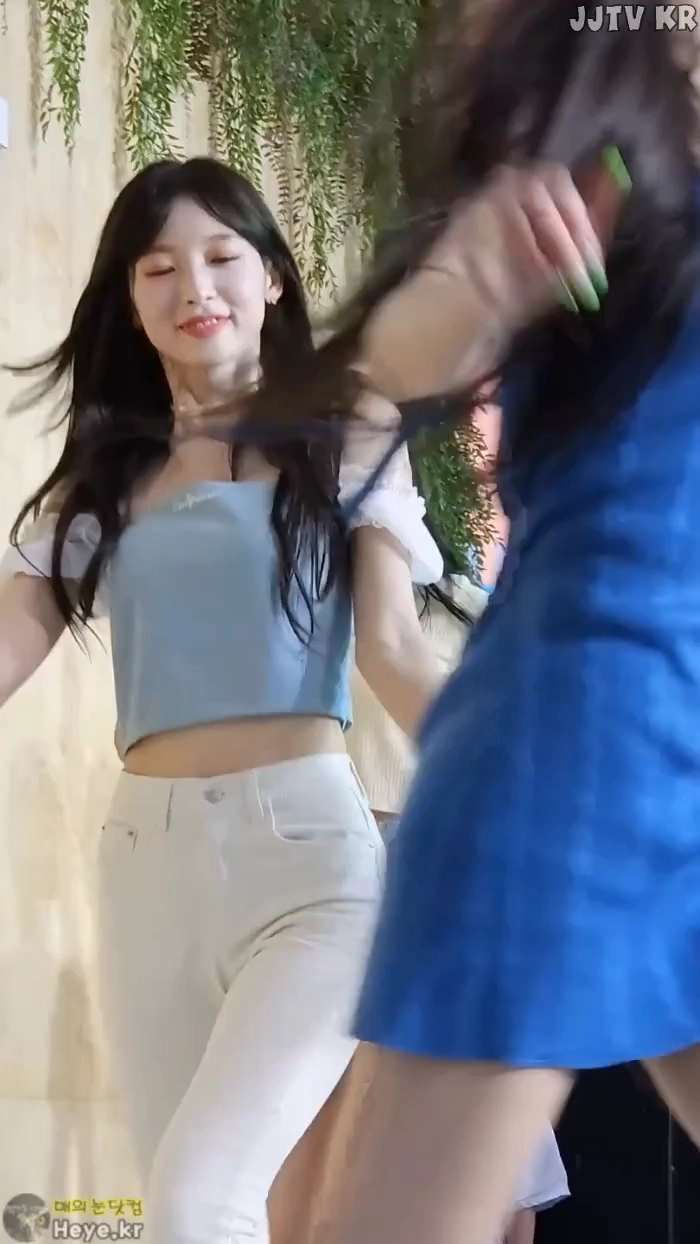 호불호 갈린다는 바지 색깔 gif_2.webp