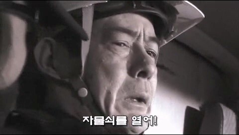 돈의 노예로 부려지던 남자가 선택한 최악의 행동_27.jpg