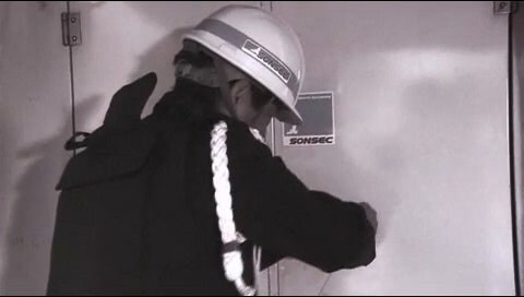 돈의 노예로 부려지던 남자가 선택한 최악의 행동_28.jpg