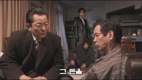 돈의 노예로 부려지던 남자가 선택한 최악의 행동_46.jpg