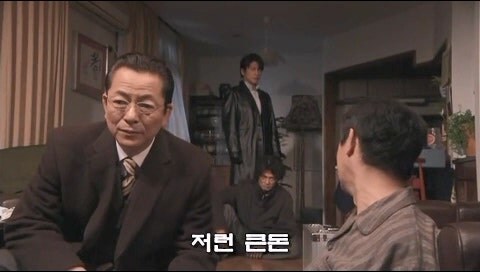 돈의 노예로 부려지던 남자가 선택한 최악의 행동_54.jpg
