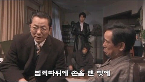 돈의 노예로 부려지던 남자가 선택한 최악의 행동_57.jpg