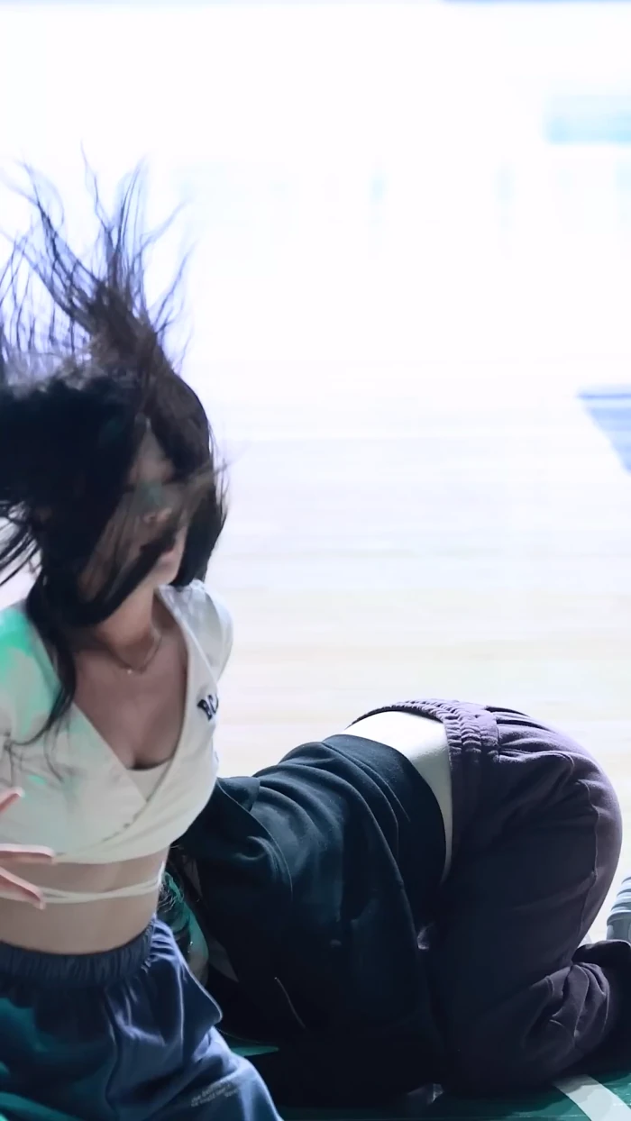 반도에서 활동하는 열도 치어리더 누나 gif_1.webp