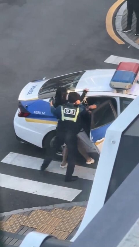 여고생 하나 잡는데 경찰 4명 동원_2.jpg