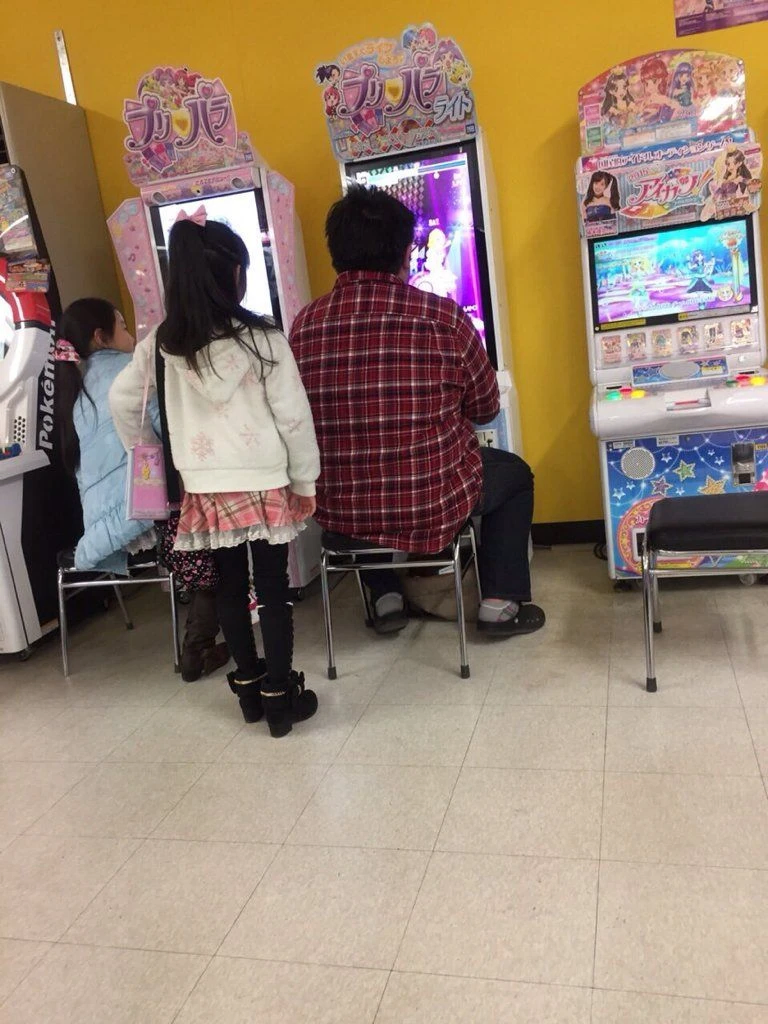일본 오락실에서 소녀 고객의 요청 사항.jpg_1.webp