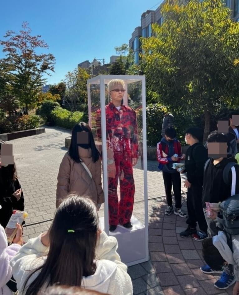 작품이 살아 숨쉬는 수준의 퀄리티라 평가받은 연예인 개인 전시회_1.jpg