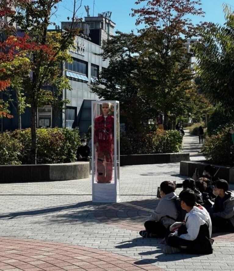 작품이 살아 숨쉬는 수준의 퀄리티라 평가받은 연예인 개인 전시회_2.jpg