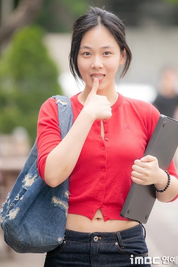 포장지 벗긴 밤양갱 누나.jpg_4.webp